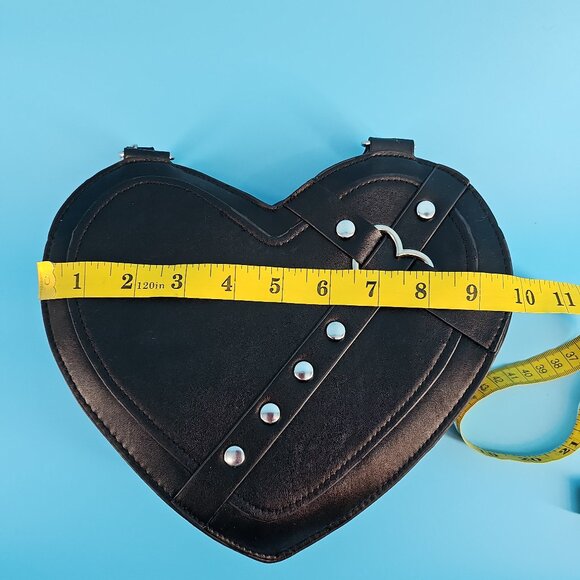 🖤 Heart-Shaped Faux Leather Purse – Fun, Flirty & a Little Bit Fierce - Picture 6 of 7